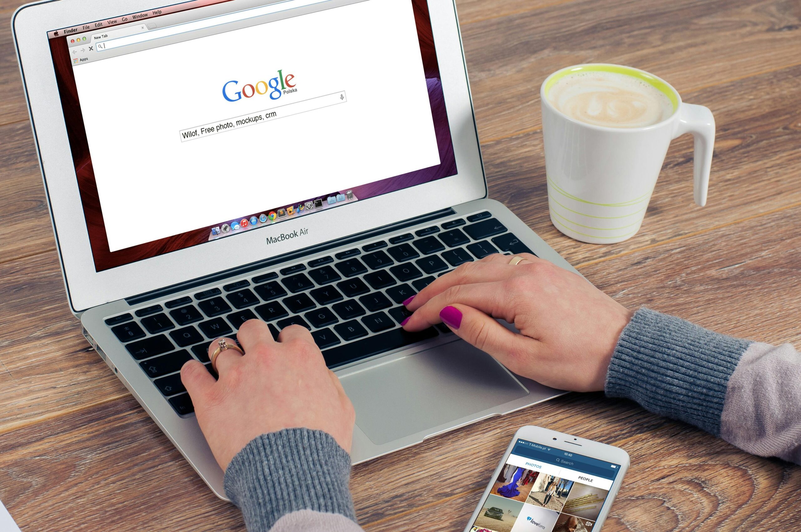 Illustration d’une entreprise locale qui améliore sa visibilité sur internet grâce à sa fiche Google, son site web et ses contenus.